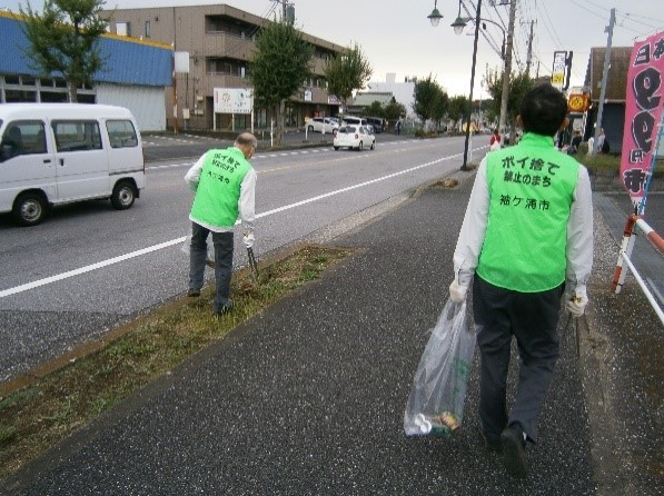 駅前ゴミ拾い(袖ケ浦市環境連絡会)